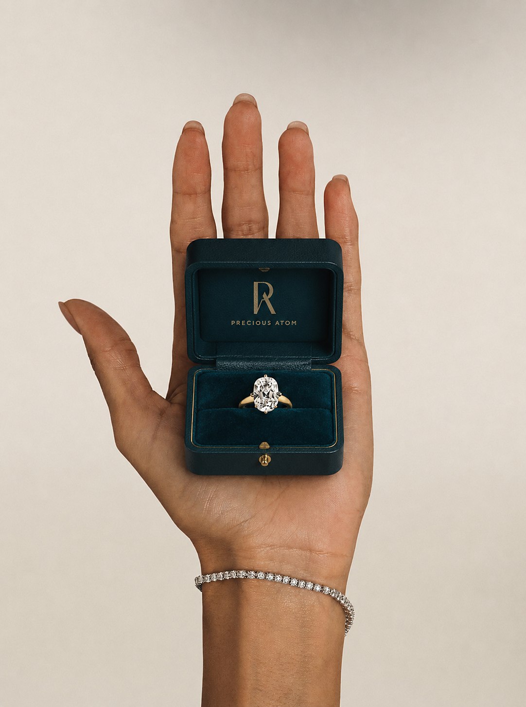 The handover — oval cut, 14K gold